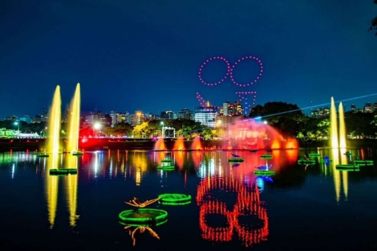 famosa árvore de Natal e show de luzes ao redor do lago